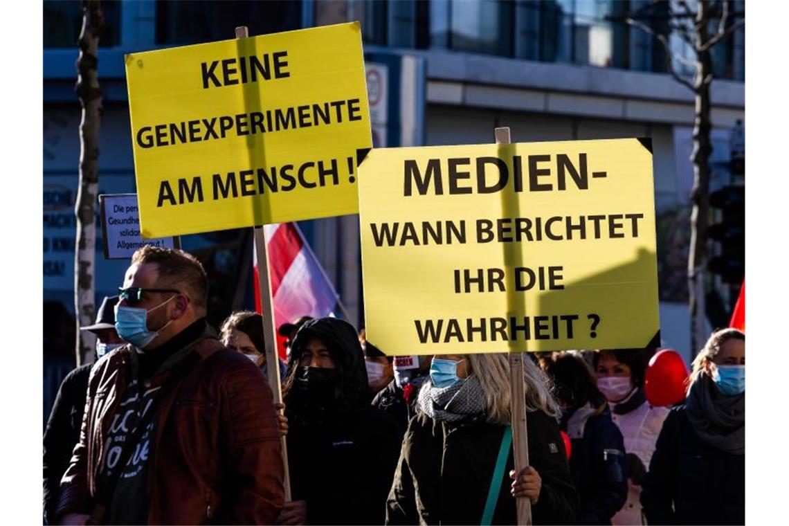 Demonstrantinnen und Demonstranten gegen die Corona-Maßnahmen gehen den Friedrichring entlang. Foto: Philipp von Ditfurth/dpa