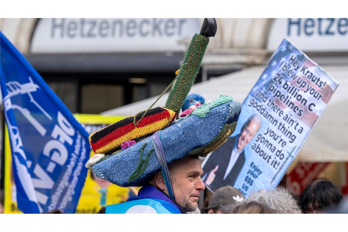 Demonstrantinnen und Demonstranten haben sich in München am Rande der Sicherheitskonferenz versammelt.