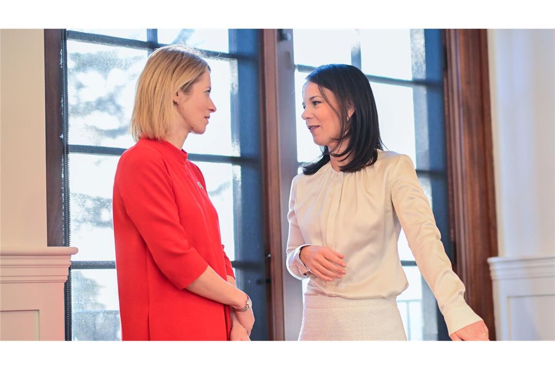 Demonstrative Solidarität mit Kanada: Außenministerin Annalena Baerbock (Grüne) und die EU-Außenbeauftragte Kaja Kallas (l) zeigen sich beim Treffen der G7-Außenministerinnen und -Minister in den Landesfarben des von US-Präsident Donald Trump attackierten Landes.