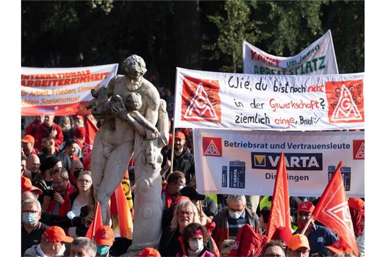 Demonstrierende beim bundesweiten Aktionstag der IG Metall für eine "faire und sozial-ökologische Industriepolitik". Foto: Bernd Weißbrod/dpa