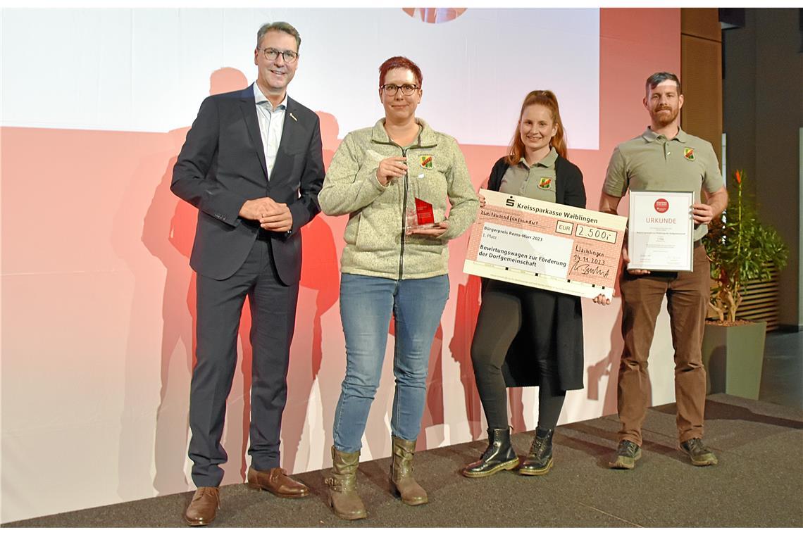 Den ersten Platz erhielt die Dorfgemeinschaft Neufürstenhütte für den Umbau eines Bauwagens zu einem Bewirtungswagen. Den Scheck von Landrat Richard Sigel (links) entgegengenommen haben (von rechts) Simon und Liesa Rokos sowie Verena Laaber.