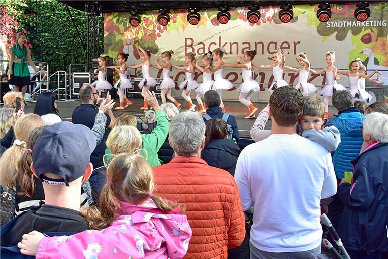 Den Gänsekindern der Ballettschule Liane fliegen bei ihrem Auftritt die Herzen zu. 