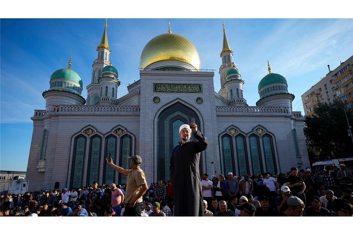 Den Moment festhalten: Ein Muslim macht ein Selfie, während er und andere Muslime sich auf das Eid al-Adha-Gebet in der Moskauer Kathedralenmoschee vorbereiten, während der Feierlichkeiten zum Opferfest.