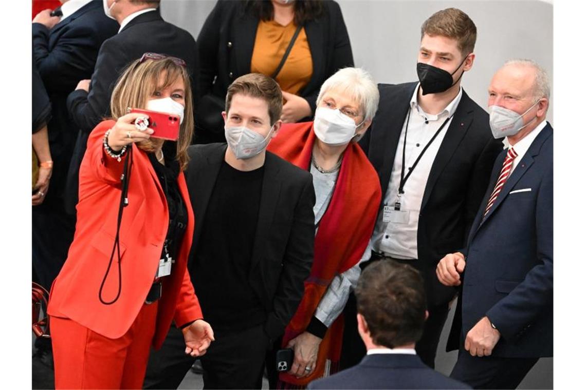 Steinmeier erneut zum Bundespräsidenten gewählt Den Moment festhalten: SPD-Generalsekretär Kevin Kühnert (2.v.l.) stellt sich zu einem Selfie mit weiteren Personen. Foto: Bernd Von Jutrczenka/dpa