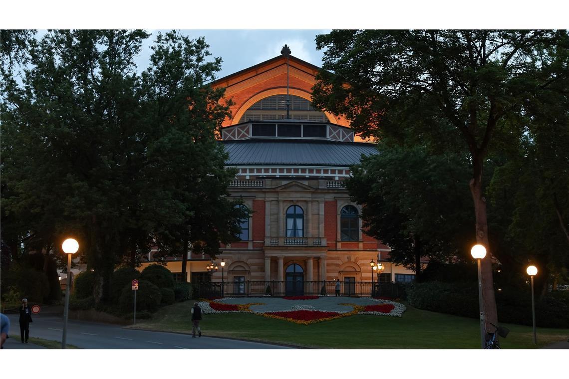 Den öffentlichen Haushalten geht es schlecht - die Bayreuther Festspiele müssen deshalb sparen. (Archivbild)