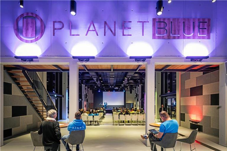 Den schmucken neuen Veranstaltungssaal „Planet Blue“ darf die Firma L-Mobile bislang nur für eigene Veranstaltungen nutzen. So wie vergangene Woche beim Berufsinfoabend für Sulzbacher Schülerinnen und Schüler. Foto: Alexander Becher