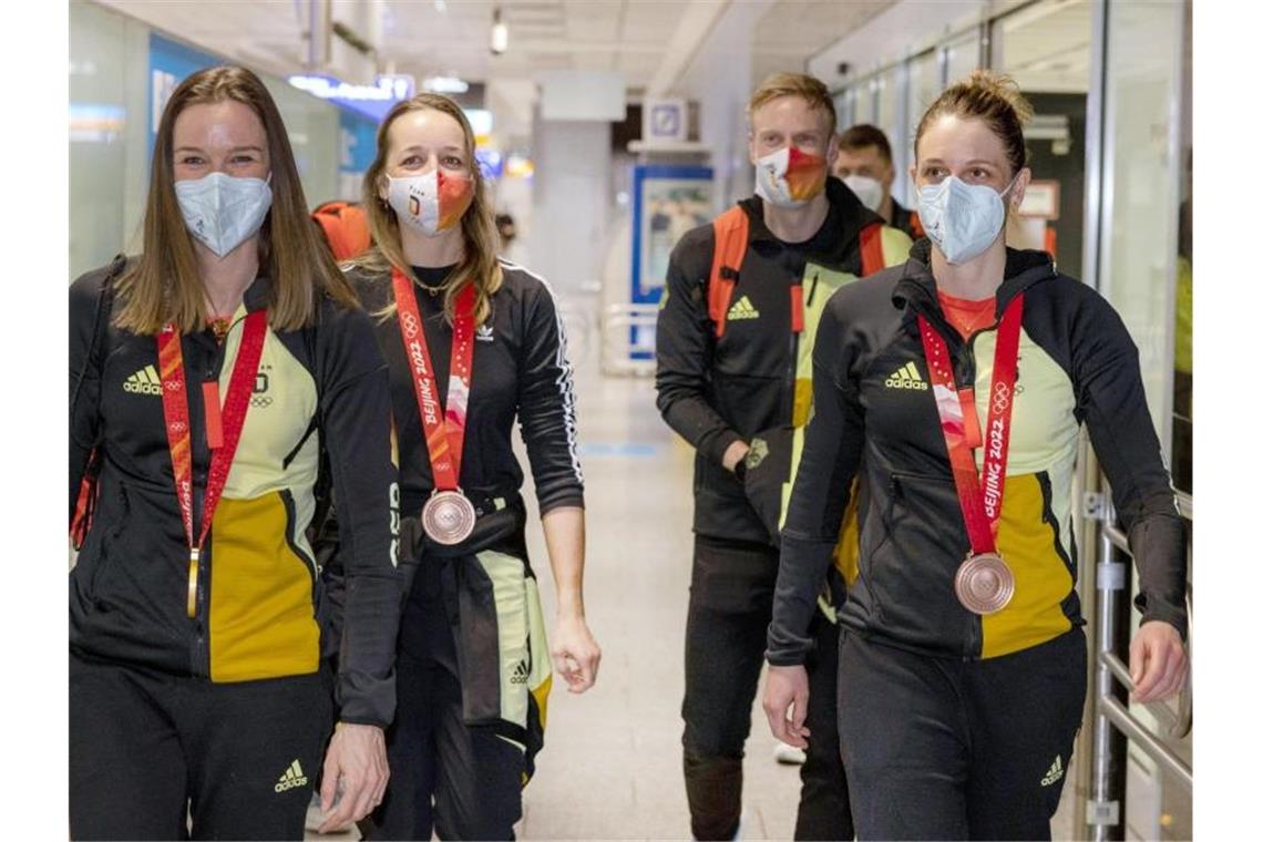 Gute DOSB-Bilanz verdeckt Schwachstellen nicht Denise Herrmann, Franziska Preuß, Roman Rees und Vanessa Hinz (l-r) kommen nach den Winterspielen am Frankfurter Flughafen an. Foto: Helmut Fricke/dpa