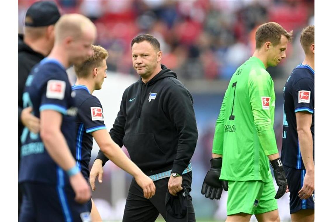 Dardai nach nächstem Debakel nett - „Irgendwann kalte Suppe“ Denkt trotz der zwei hohen Niederlagen von Hertha BSC nicht an Rücktritt: Trainer Pal Dardai (M). Foto: Robert Michael/dpa-Zentralbild/dpa
