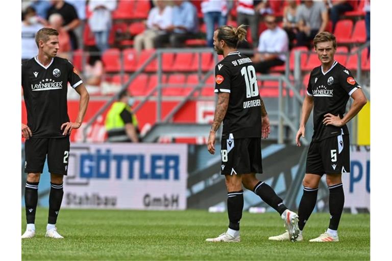 Dennis Diekmeier steht mit seinen Mitspielern vom SV Sandhausen auf dem Rasen. Foto: Armin Weigel/dpa/Archivbild