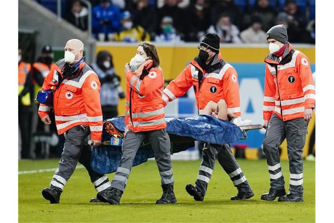 Dennis Geiger wird verletzt auf einer Trage vom Spielfeld gebracht. Foto: Uwe Anspach/dpa/Archivbild