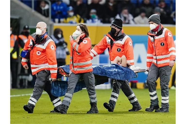 Dennis Geiger wird verletzt auf einer Trage vom Spielfeld gebracht. Foto: Uwe Anspach/dpa/Archivbild