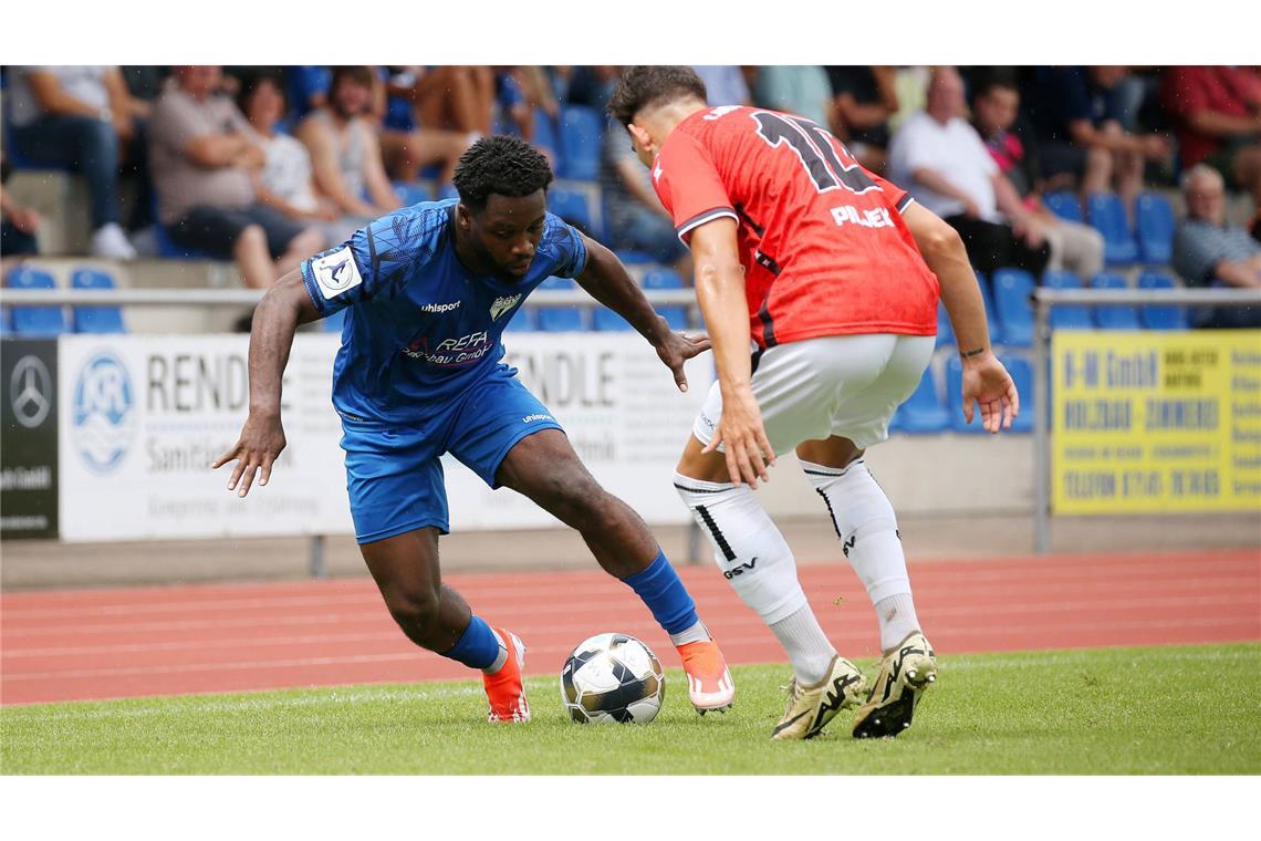 Dennis Owusu (li.) gegen Göppingens Luca Piljek: Das Hinspiel in Freiberg endete 2:2 – das Rückspiel soll nun am 26. November stattfinden.   
Archivfoto: Baumann/Alexander Keppler