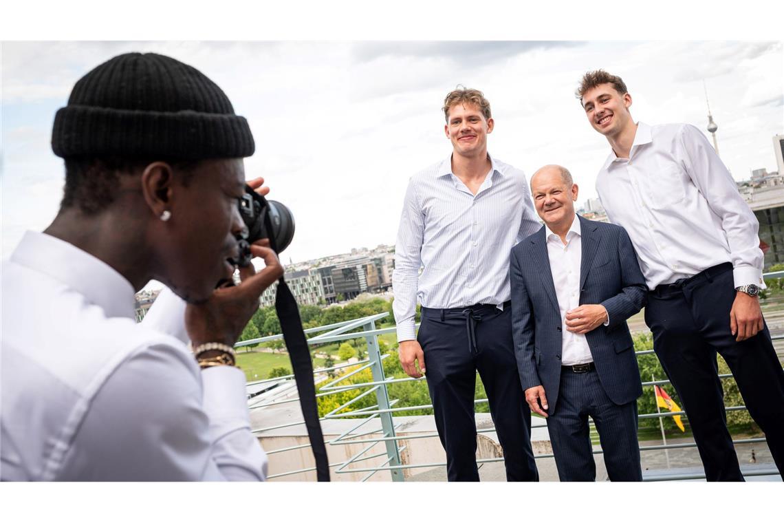 Dennis Schröder fotografiert die Wagner-Brüder Moritz und Franz (r) zusammen mit Bundeskanzler Olaf Scholz.