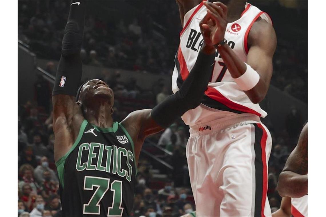 Schröder wirft 31 Punkte bei Celtics-Sieg gegen Portland Dennis Schröder (l) steuerte 31 Punkte zum Celtics-Sieg gegen Portland bei. Foto: Steve Dipaola/FR170491 AP/dpa