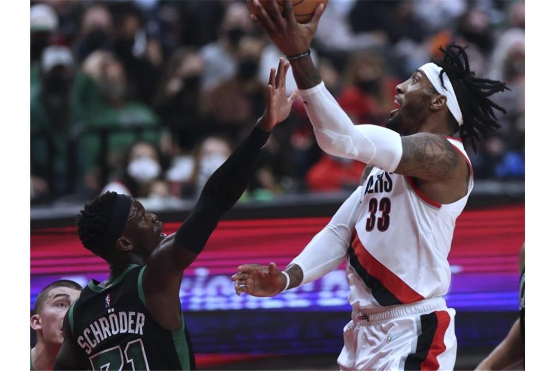 Schröder wirft 31 Punkte bei Celtics-Sieg gegen Portland Dennis Schröder (l) steuerte 31 Punkte zum Celtics-Sieg gegen Portland bei. Foto: Steve Dipaola/FR170491 AP/dpa