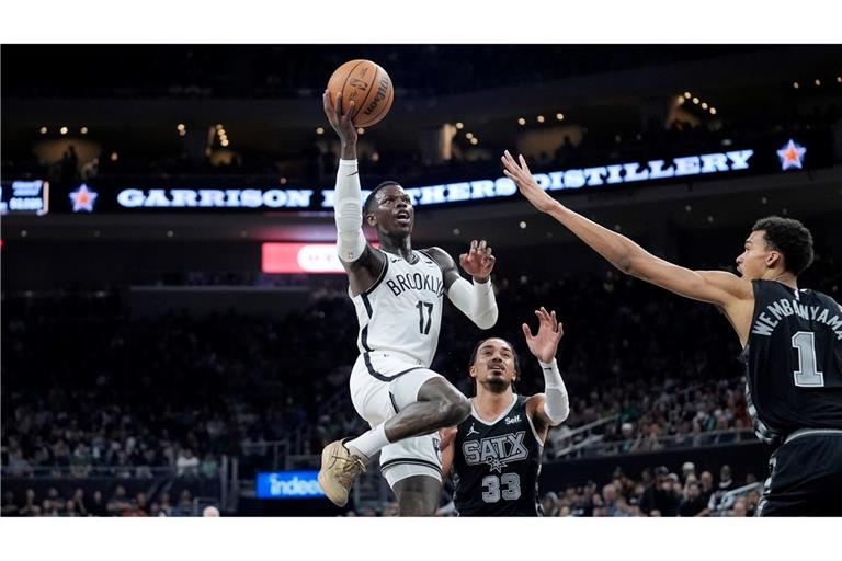 Dennis Schröder (l) will mit den Brooklyn Nets in die Playoffs.