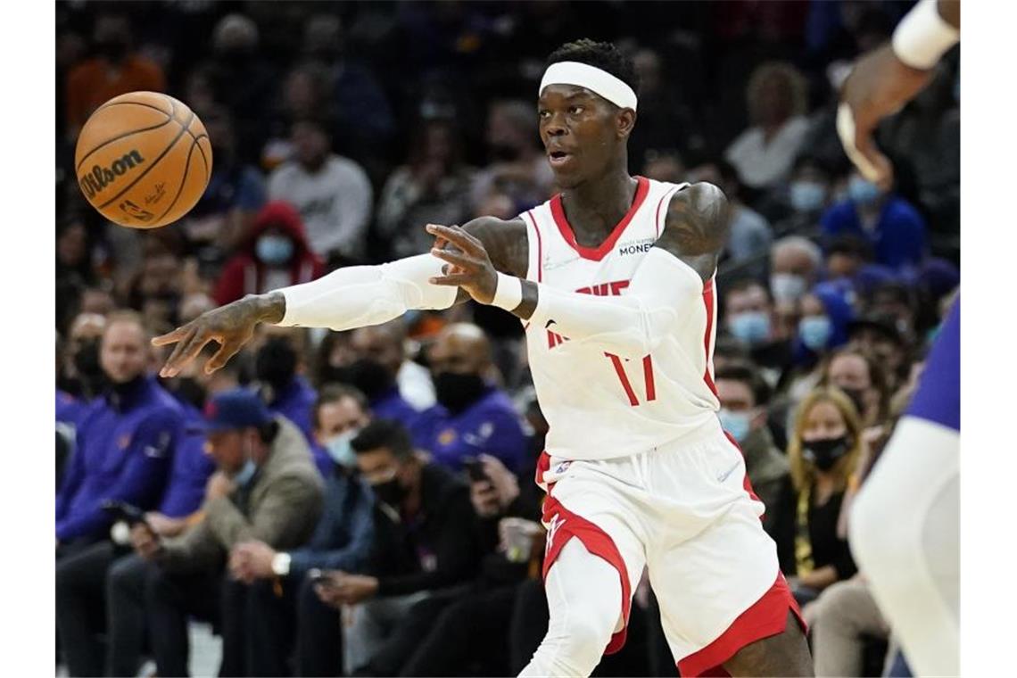 Dennis Schröder selbstbewusst: „Kenne meinen Wert“ Dennis Schröder spielt nun für die Houston Rockets in der NBA. Foto: Matt York/AP/dpa