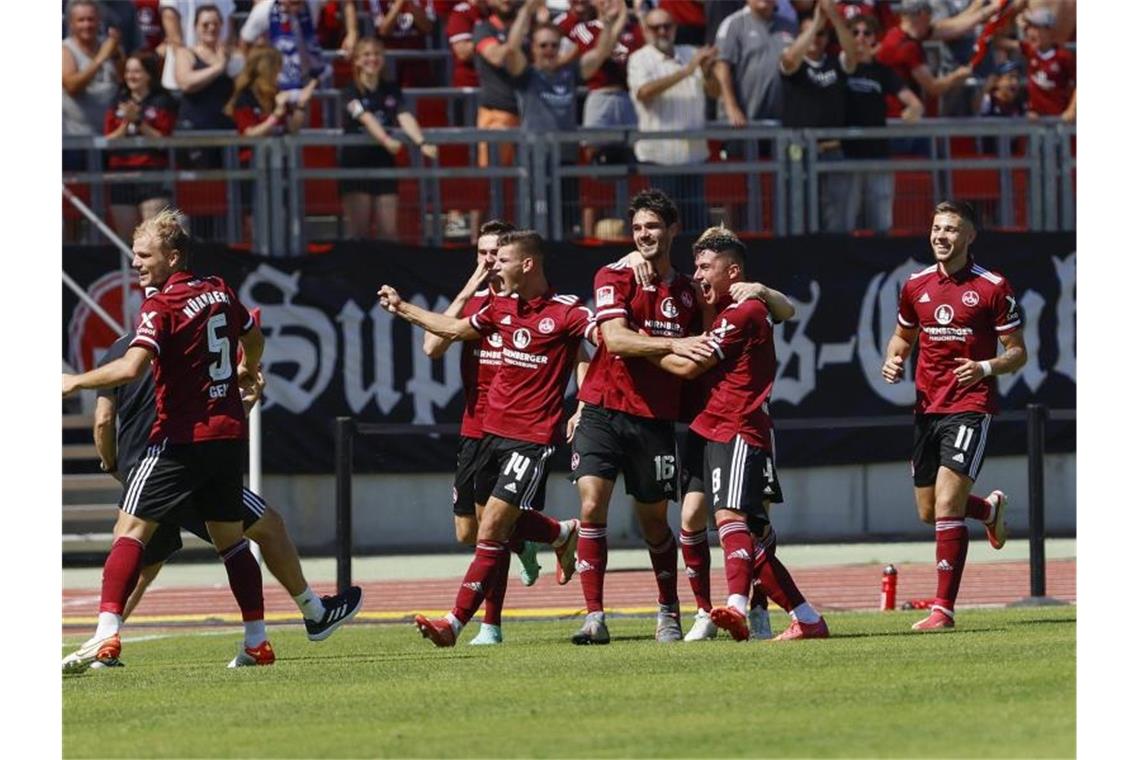 Überraschungsteam Regensburg mit perfektem Start Der 1. FC Nürnberg holte sich im Heimspiel gegen Düsseldorf wichtige drei Punkte. Foto: Löb Daniel/dpa