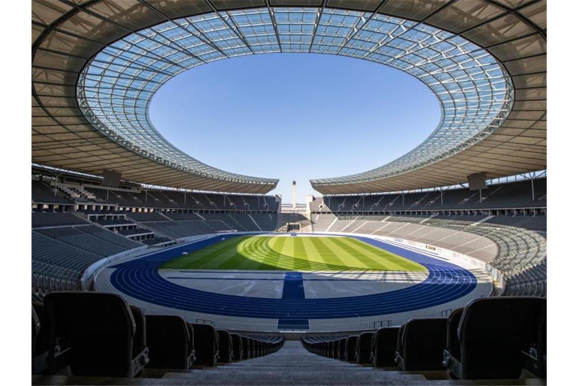 Rote Fahnen Am Olympiastadion Union Feiert Den Machtwechsel