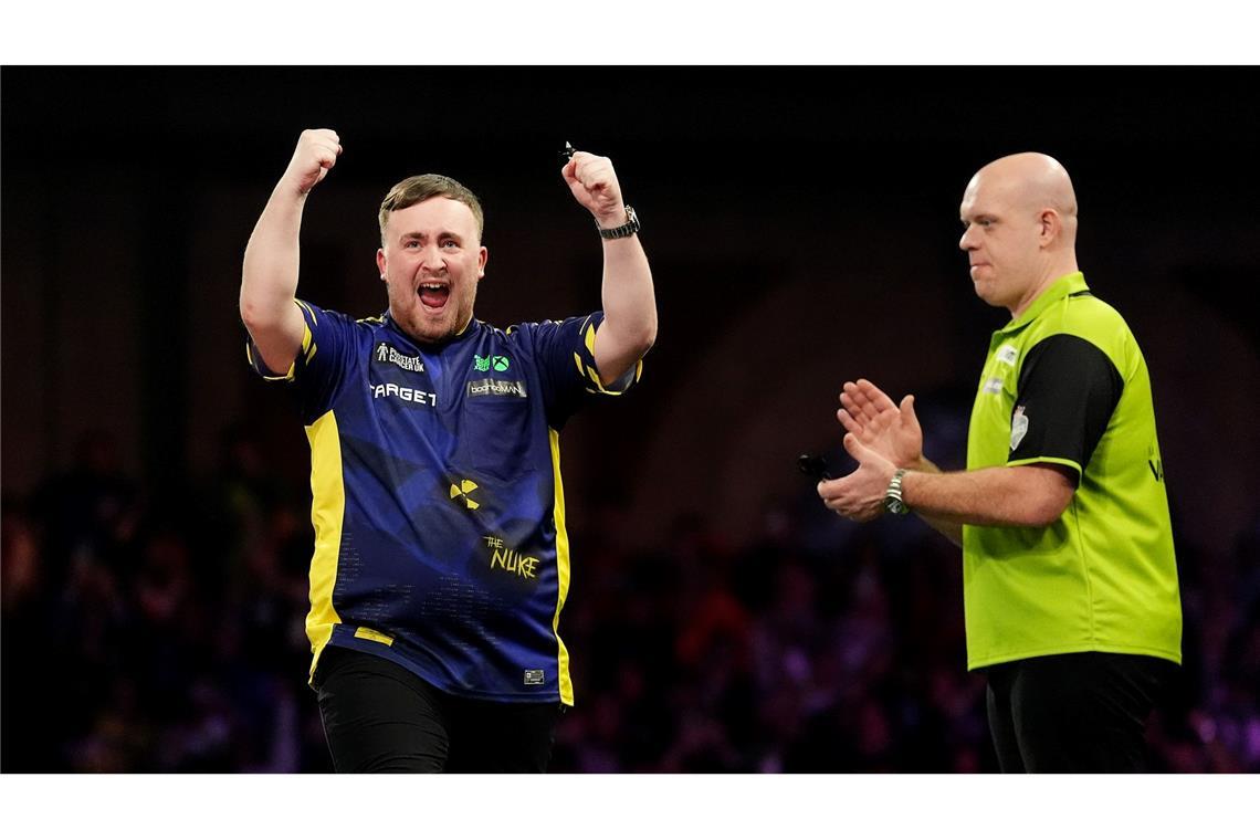 Der 17 Jahre alte Engländer Luke Littler, links, ist der jüngste Weltmeister der Darts-Geschichte. Hier gewinnt er gerade das Finale der Paddy Power World Darts Championship gegen Michael van Gerwen 7:3.