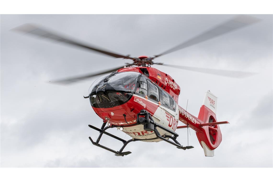 Der 19-Jährige wurde mit einem Rettungshubschrauber in eine Klinik geflogen. (Symbolbild)