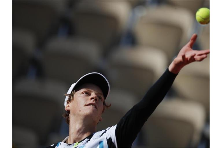 Der 19-jährige Zverev-Bezwinger Jannik Sinner trifft im Viertelfinale auf den zwölfmaligen French-Open-Sieger Rafael Nadal. Foto: Christophe Ena/AP/dpa