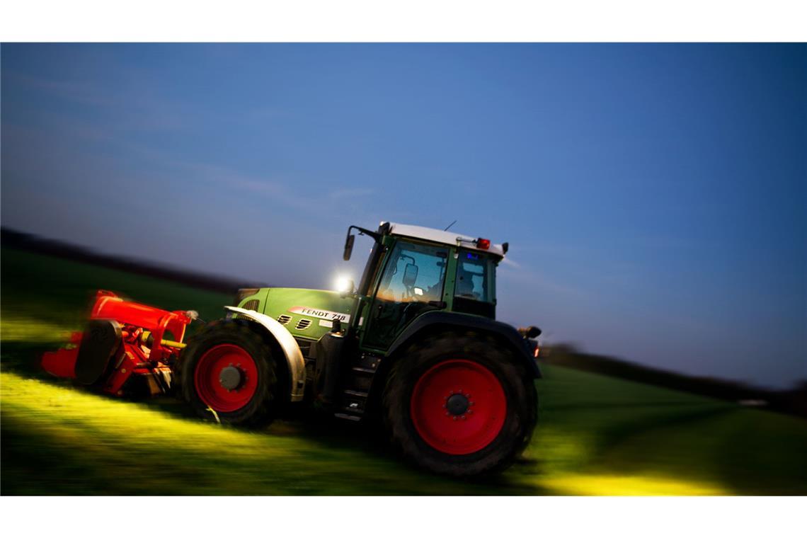 Der 24-jährige Fahrer war betrunken unterwegs und stürzte vom Traktor. (Symbolbild)