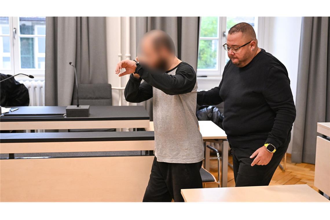 Der 34-Jährige betrat am Mittwochmorgen in Handschellen den Gerichtssaal.