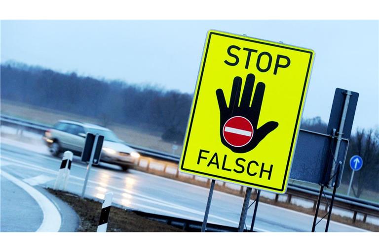 Der 85-Jährige fuhr auf der A5 rund 18 Kilometer in die falsche Richtung. (Symbolbild)