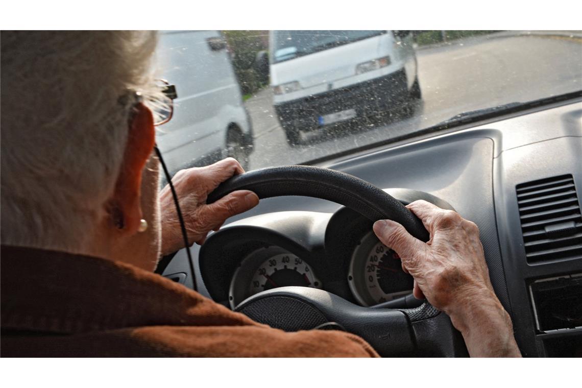 Der 90-Jährige wendete auf der Autobahn und fuhr entgegen der Fahrtrichtung zurück. (Symbolbild)