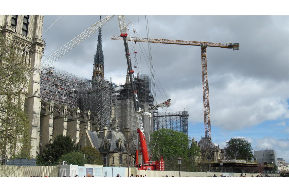 Der Abbau des Baugerüsts an der Pariser Kathedrale Notre-Dame schreitet voran. Die Wiedereröffnung ist für den 8. Dezember geplant. Um den Besucherandrang zu bewältigen, führt die Diözese von Paris nun Online-Reservierungen ein.