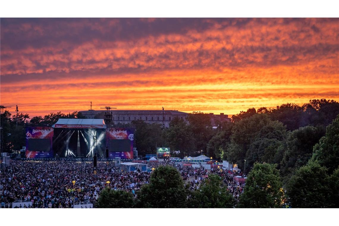 Der Abendhimmel leuchtet über dem Festival-Gelände beim Open-Air-Festival "Rock im Park".