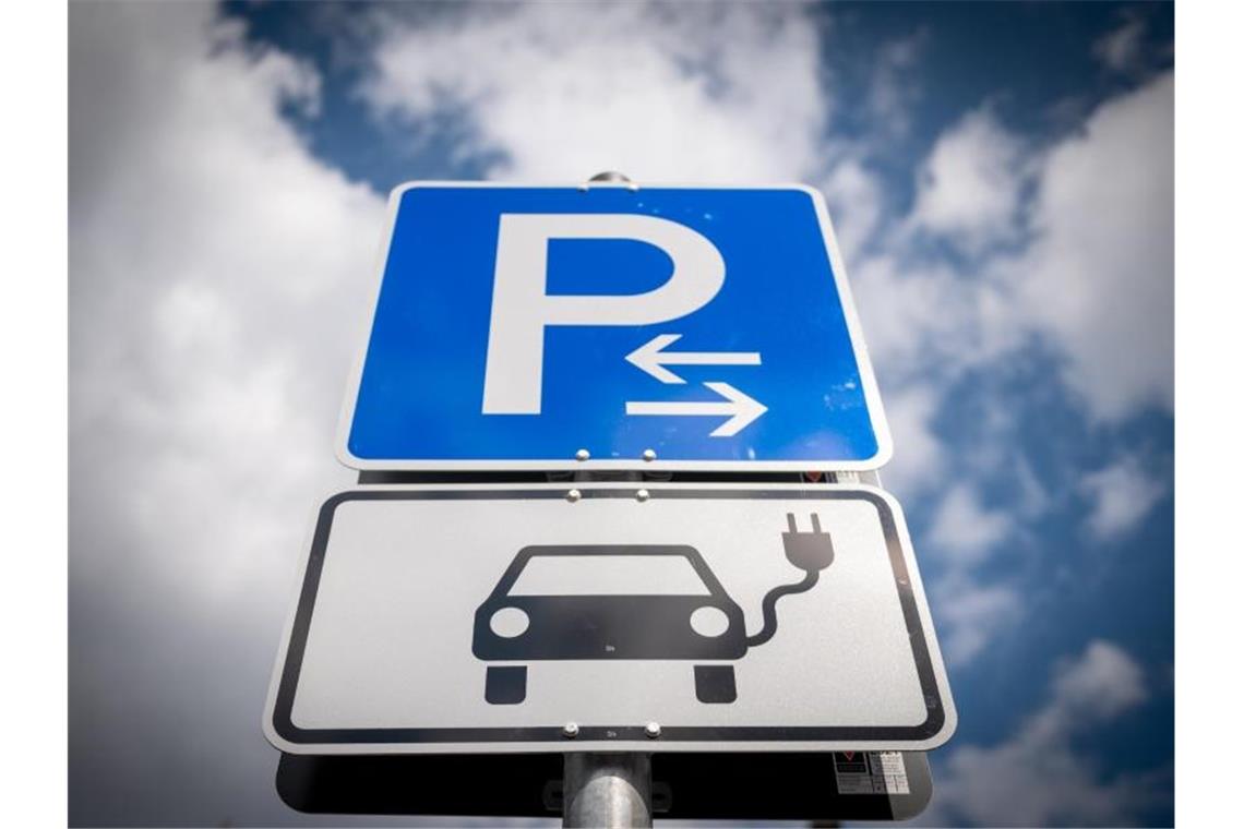 Parken an der Ladesäule: ADAC kritisiert „Schilder-Wirrwarr“ Der ADAC kritisiert uneinheitliche Regeln beim Parken an öffentlichen Stromladesäulen. Foto: Hendrik Schmidt/dpa-Zentralbild/dpa