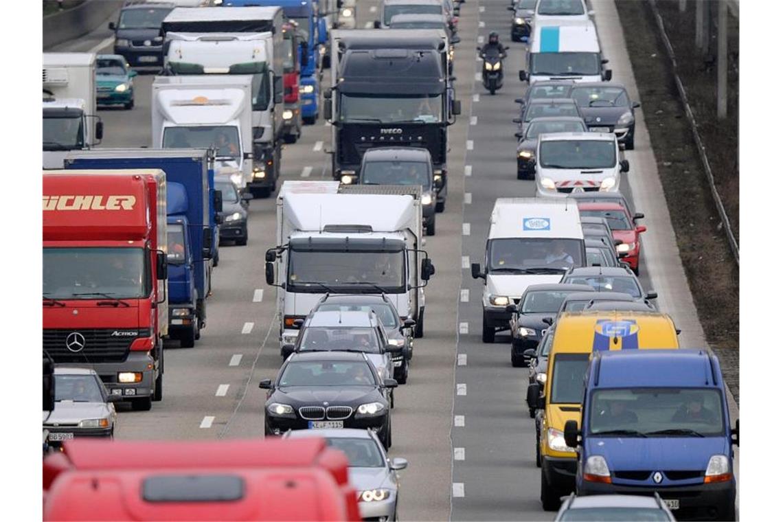 Herbstferien, Baustellen und Feiertag - ADAC warnt vor Staus Der ADAC rechnet damit, dass viele Kurzurlauber den Tag der Deutschen Einheit mit einem Brückentag am Freitag verbinden. Foto: Marius Becker