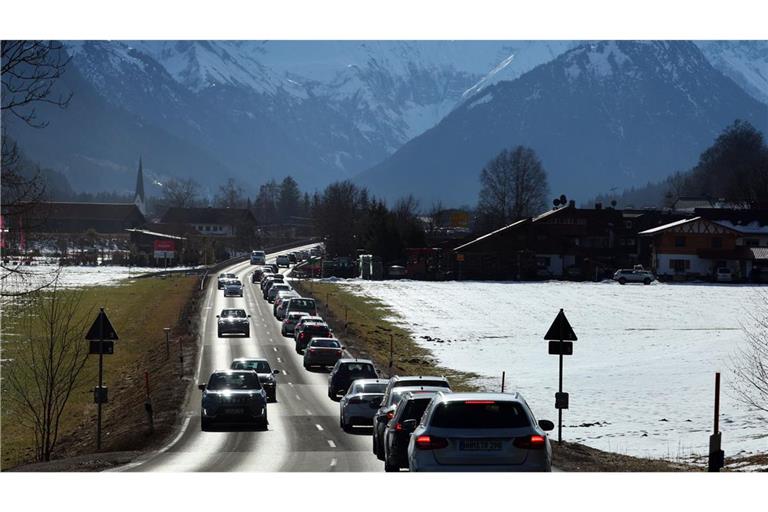 Der ADAC rechnet wegen des Ferienstarts in Baden-Württemberg und Bayern mit viel Verkehr auf den Autobahnen und Bundesstraßen in Richtung Alpen.