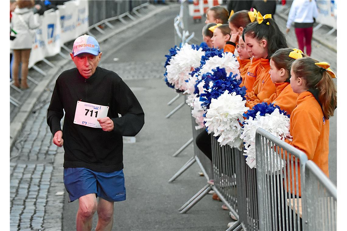 Der älteste Läufer kommt ins Ziel. Silvesterlauf 2024 in Backnang. SP