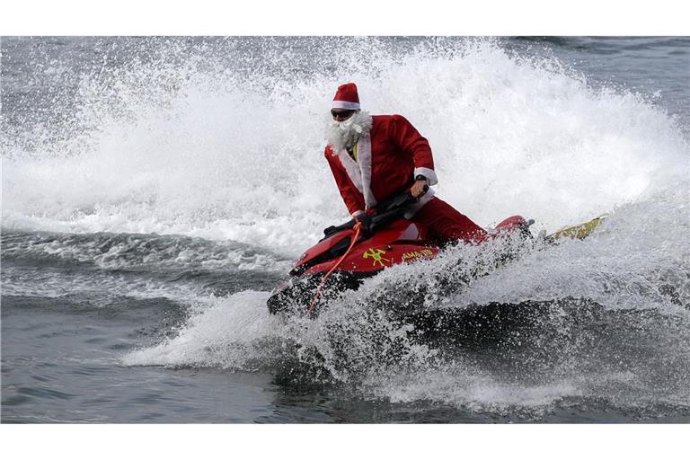 Der als Nikolaus verkleidete Feuerwehrmann ist Rettungsschwimmer (Foto aktuell).