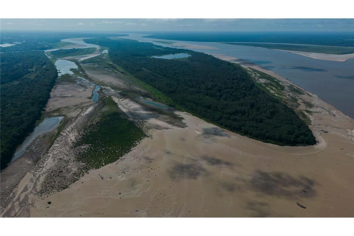 Der Amazonas in der Nähe von Leticia in Kolumbien führt wegen einer Dürre nur noch sehr wenig Wasser. Überall sind Sandbänke zu sehen.