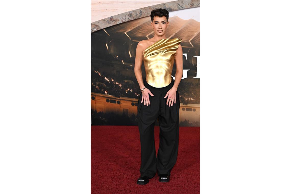 Der amerikanische YouTuber und Visagist James Charles erschien zur Premiere von „Gladiator II“ in Los Angeles in einem Zweiteiler, dessen Oberteil von einer Gladiatorenrüstung inspiriert war.