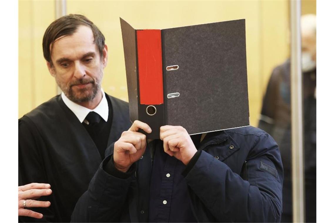 Zehn Jahre Haft wegen Mordes für „Ibrahim, den Deutschen“ Der angeklagte IS-Terrorist Nils D. (r.) mit seinem Anwalt Jan-Henrik Heinz. Foto: Oliver Berg/dpa