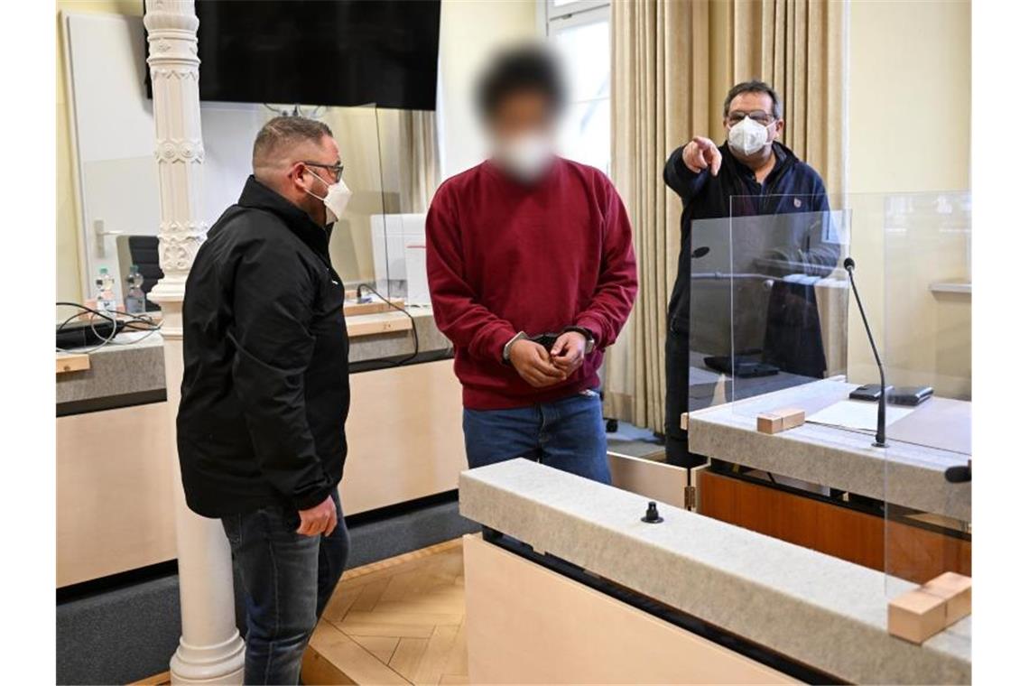Angeklagter gesteht Vergewaltigung von 85-Jähriger Der Angeklagte (M) im Gerichtssaal in Ravensburg. Foto: Felix Kästle/dpa