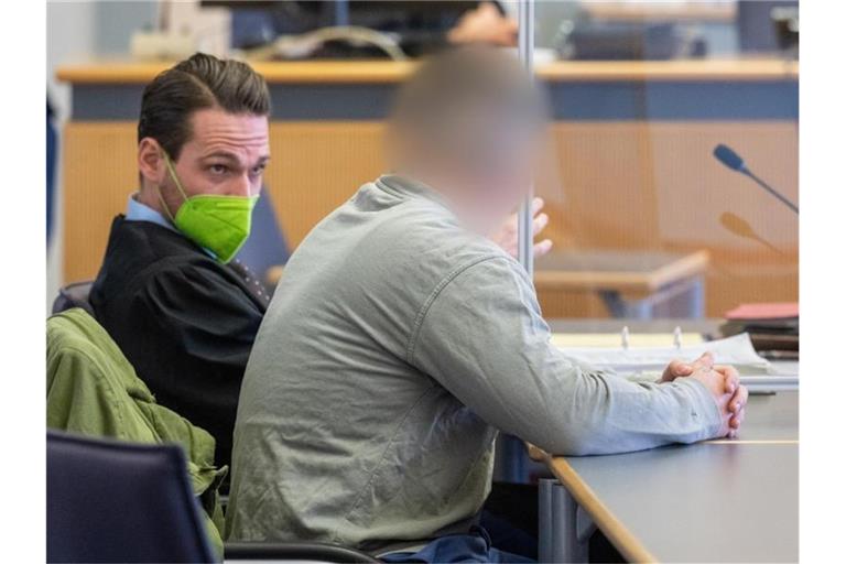 Der Angeklagte (r) sitzt neben seinem Verteidiger Tim Fischer im Verhandlungssaal des Landgerichts. Foto: Armin Weigel/dpa