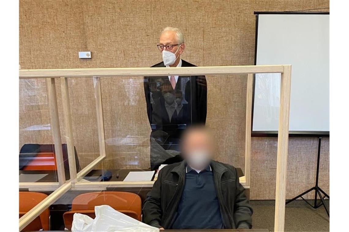 Mann soll eigene Tochter über Jahrzehnte vergewaltigt haben Der angeklagte Vater (vorne) zusammen mit seinem Anwalt (hinten) vor dem Prozess am Landgericht München I. Foto: Britta Schultejans/dpa