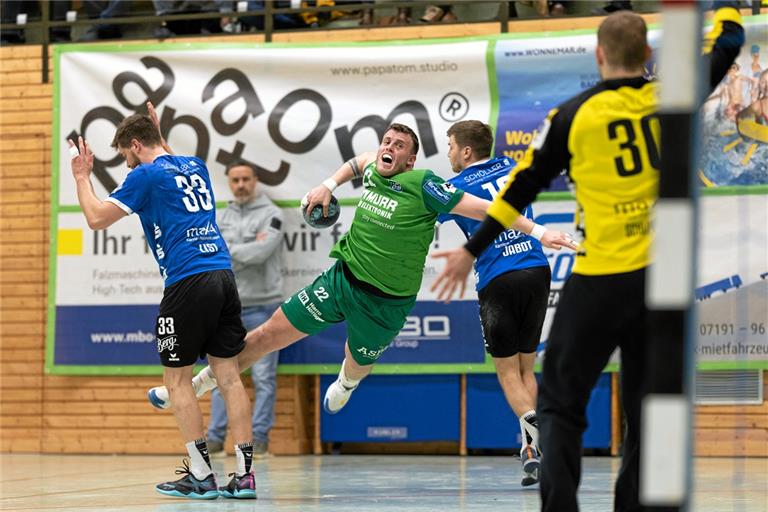 Der angeschlagene Kreisläufer Jakub Strýc (beim Wurf) könnte im morgigen HCOB-Heimspiel dabei sein. Foto: Alexander Becher