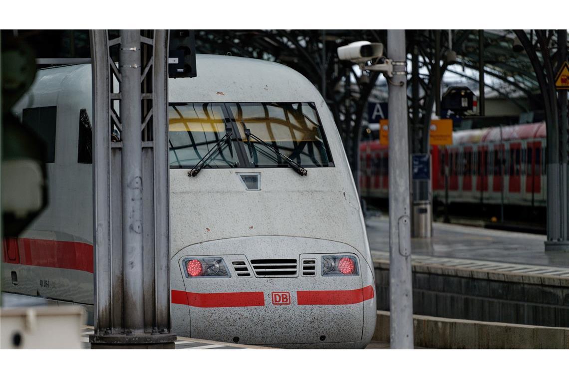 Der Anrufer meldete sich via Notruf aus einem ICE. (Symbolbild)