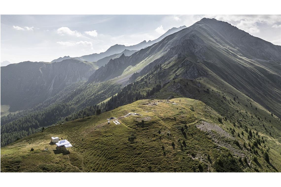 Der antike Lagerplatz der römischen Legionäre, hoch in den Schweizer Alpen auf einer Bergkuppe in der Flur Colm la Runga.