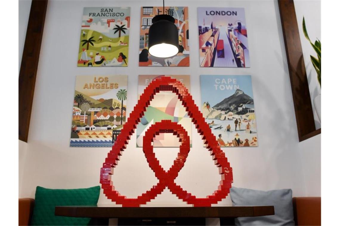 Bericht: Airbnb will bei Börsengang mehr Geld einnehmen Der Apartment-Vermittler Airbnb will in Kürze an die Börse. Foto: Jens Kalaene/dpa-Zentralbild/dpa