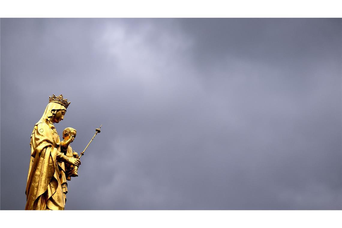 Der April macht was er will: Dunkle Wolken ziehen über den Marienbrunnen in Landau an der Isar in Bayern.