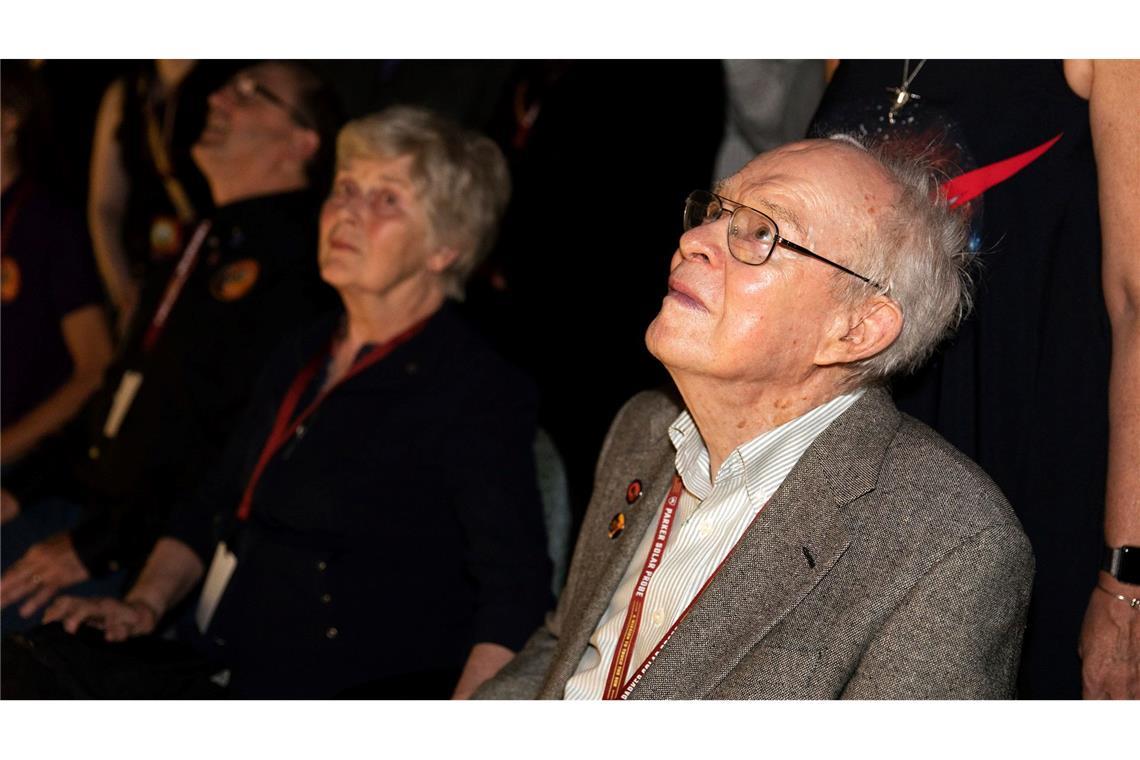 Der Astrophysiker Eugene Parker (r) beobachtete 2018 den Start der nach ihm benannten Raumsonde. (Archivbild)