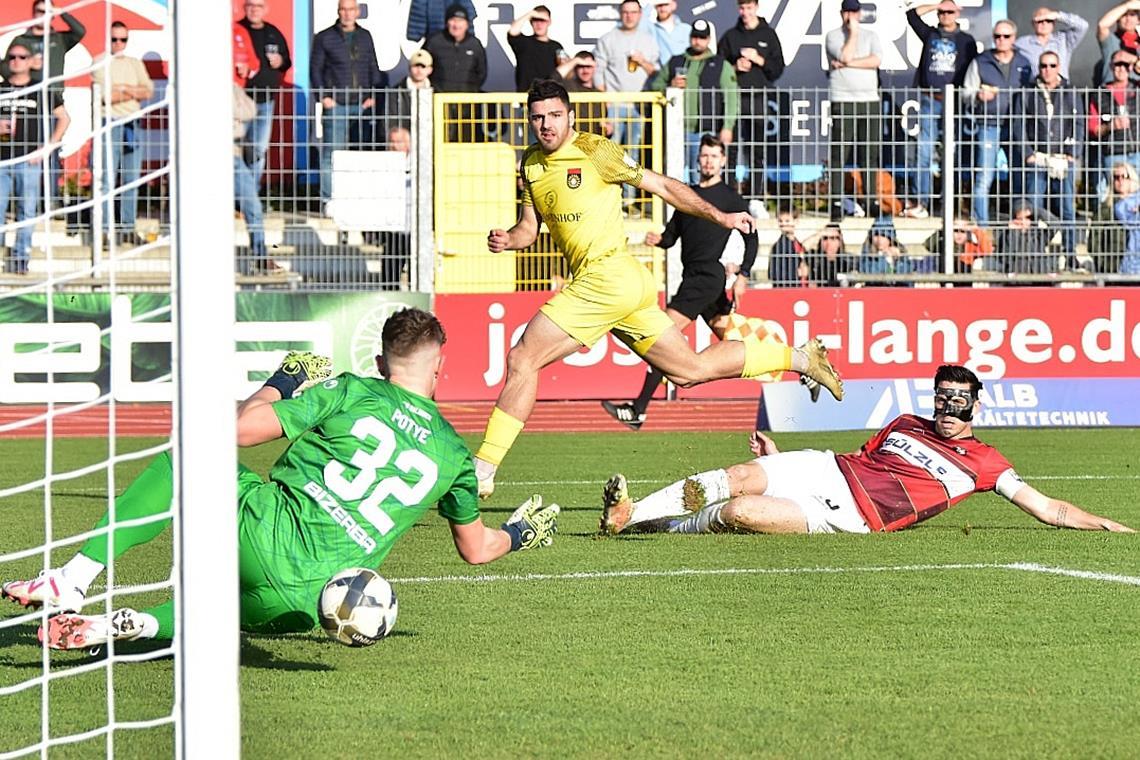 Der Auftakt zum Torreigen: Michael Kleinschrodt (in gelb) erzielt den ersten Treffer für die SG. Foto: Tobias Sellmaier